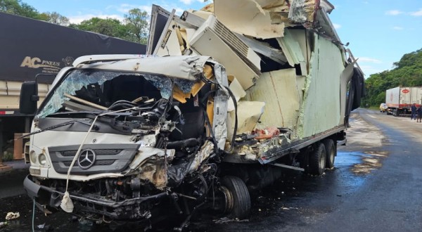 Motorista é socorrido em estado grave após colisão envolvendo dois caminhões na BR-153