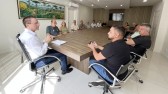 Prefeito Pedron se reúne com Associação de Transportes Escolares para discutir segurança e regularização do transporte de alunos