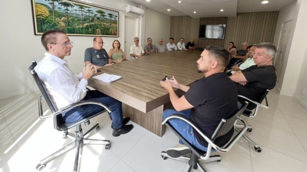 Prefeito Pedron se reúne com Associação de Transportes Escolares para discutir segurança e regularização do transporte de alunos