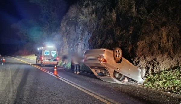Carro capota na PR-182 e duas pessoas ficam feridas, uma em estado grave
