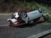Carro capota após colisão na Avenida Júlio Assis Cavalheiro