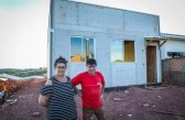 Moradores questionam qualidade de casas entregues após tornado