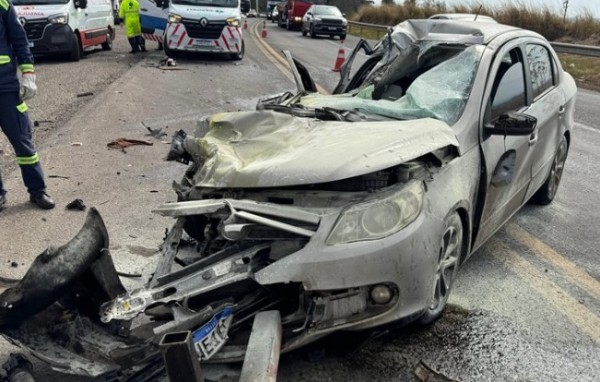 Passageiro de carro é socorrido em estado gravíssimo após colisão com caminhão