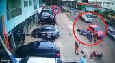 Veículo desgovernado atropela moto da polícia durante atendimento a acidente