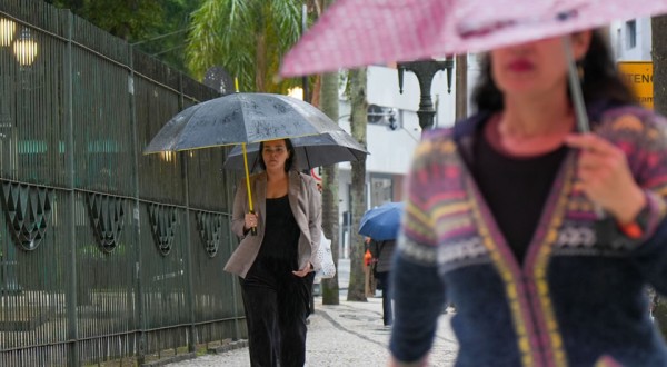 Após tempestades com raios e granizo no Paraná, semana segue chuvosa no Oeste e Sudoeste