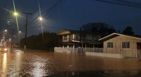 Chuva provoca alagamentos no bairro São José, em Palmas