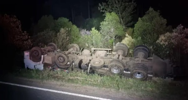 Caminhão tomba após tentar evitar colisão na PR-170 em General Carneiro