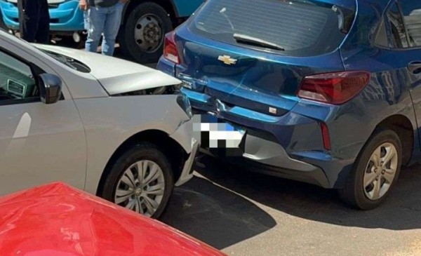 Colisão em sequência envolve três veículos em Francisco Beltrão