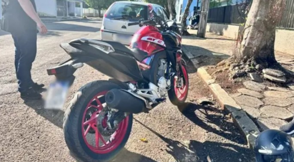 Colisão entre carro e moto deixa motociclista ferido