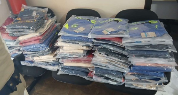 Polícia Rodoviária apreende 88 jaquetas sem desembaraço aduaneiro, na PR-182