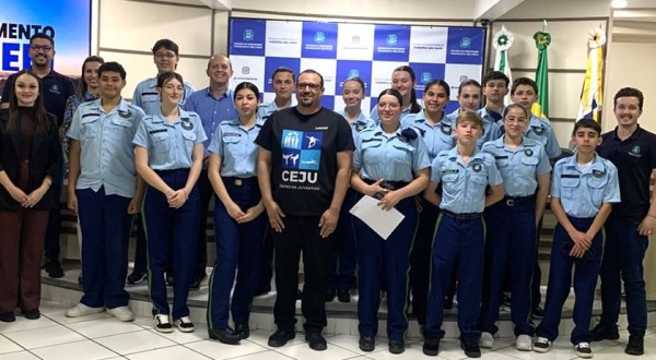Sessão do Parlamento Jovem tem debates e palestra