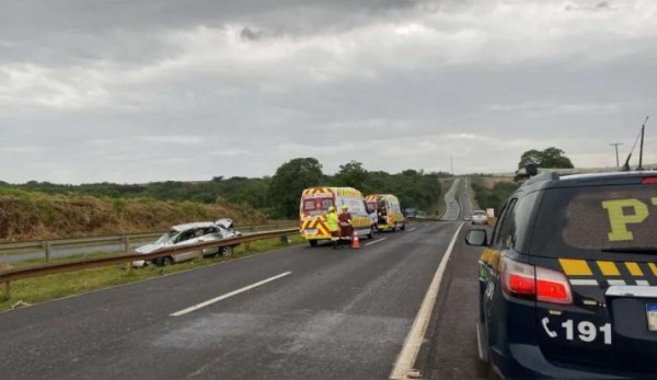 Mãe e filha se ferem em capotamento na BR-376, no Paraná