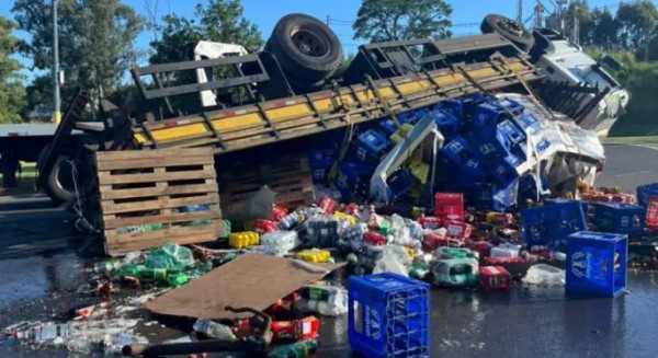 Caminhão tomba durante guinchamento no trevo do Água Branca