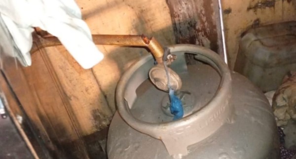 Homem com esquizofrenia tenta incendiar residência