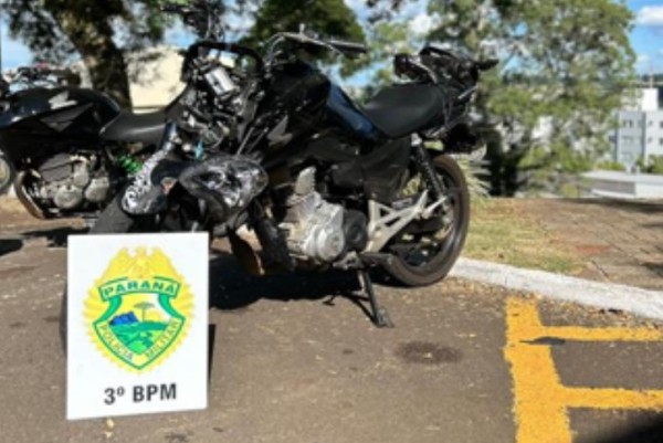 Condutor de moto realiza 'corte de giro', foge de abordagem e acaba sofrendo queda