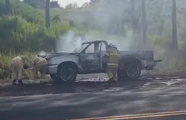 Caminhonete é destruída por incêndio na PR-483