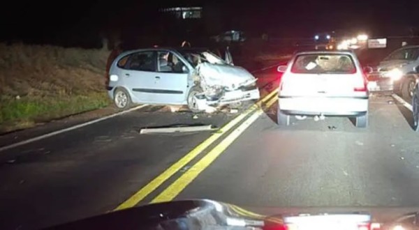 Duas pessoas ficam feridas após colisão frontal entre dois veículos