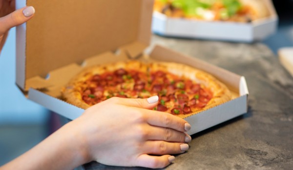 Mulher morre e sobrinho é internado após comerem pizza suspeita de intoxicação