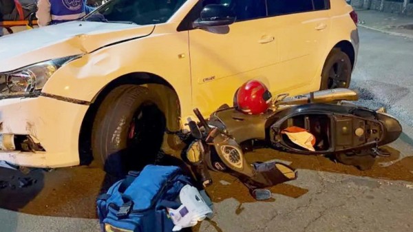 Homem fica ferido após colisão entre carro e moto no bairro Cristo Rei