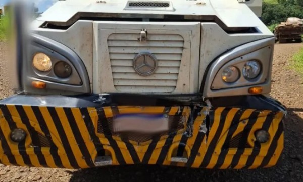 Colisão entre caminhão e van é registrada na PR-493