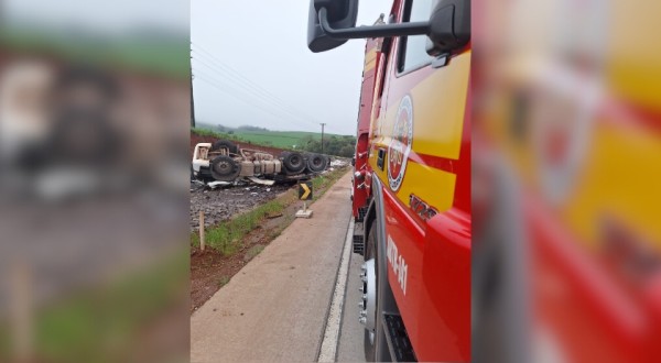 Acidente deixa motorista ferido após capotamento