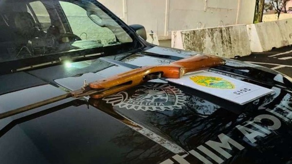 Polícia Militar encontra arma escondida em monte de entulho após denúncia
