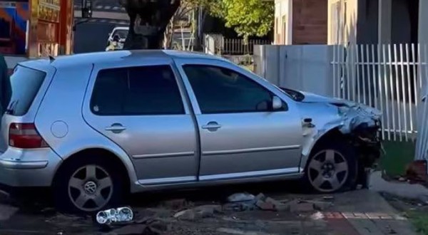 Colisão entre Corsa e Golf deixa duas pessoas feridas