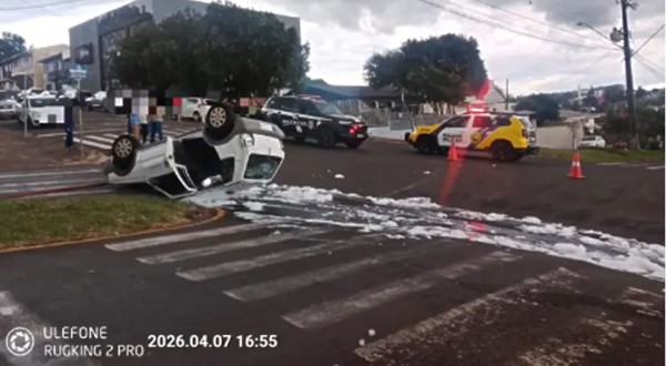 Colisão seguida de capotamento deixa uma pessoa ferida
