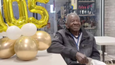 Idoso de 105 faz aniversário no mercado em que trabalha. Jamais parou!