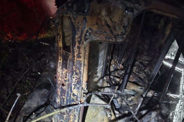 Carro capota e pega fogo na PR-281