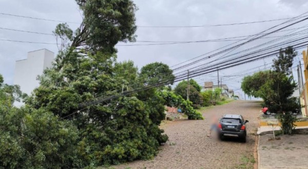 Após temporais, mais de mil técnicos da Copel atendem 38 mil consumidores sem energia