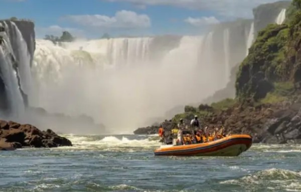 Turista morre após embarcação virar durante passeio nas Cataratas do Iguaçu