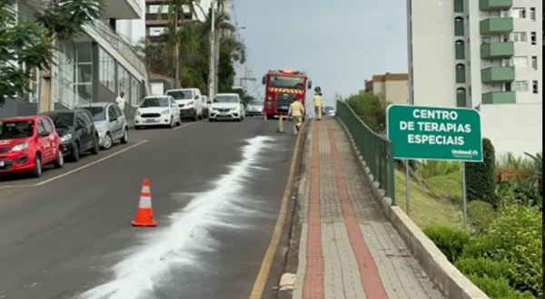 Duas motociclistas ficam feridas após derraparem em óleo na pista
