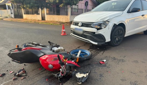 Acidente entre carro e moto deixa motociclista ferido