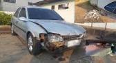 Cena de filme: Motorista pula de veículo em movimento e carro colide em Igreja