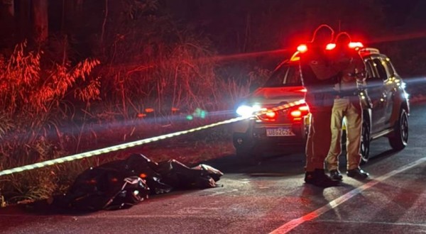 Homem morre após cair com moto em rio
