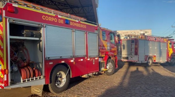 Bombeiros combatem princípio de incêndio em posto de combustíveis