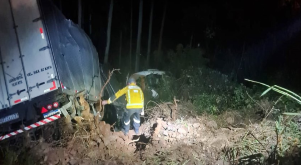 Motorista fica ferido após caminhão sair da pista na PR-182