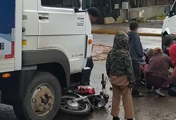 Colisão entre moto e caminhão deixa uma pessoa ferida