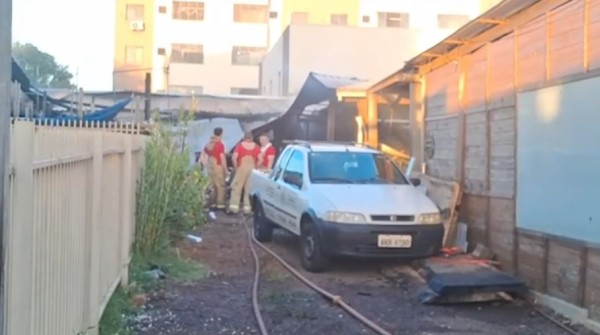 Incêndio atinge barracão de fábrica de móveis