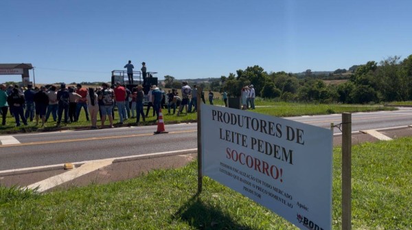 Produtores de leite criam comissão e vão para Curitiba discutir melhorias