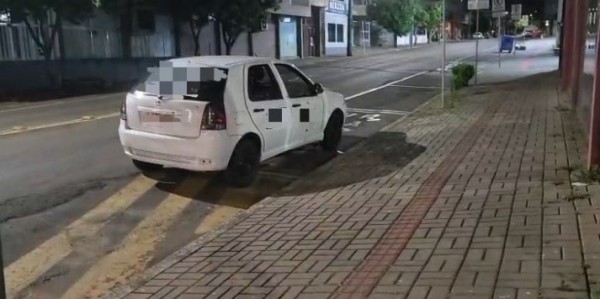 Jovem fica gravemente ferida em colisão entre moto e carro de aplicativo