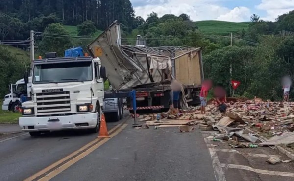 Motorista fica ferido após tombamento de caminhão na PRC-158