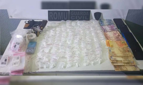 Casal é preso com droga, arma e BMW após perseguição, no Paraná