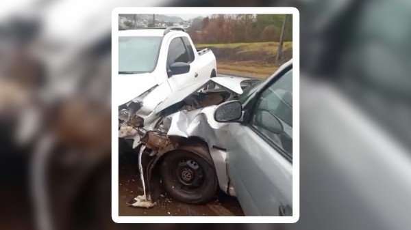 Colisão entre carro e caminhonete deixa uma pessoa ferida