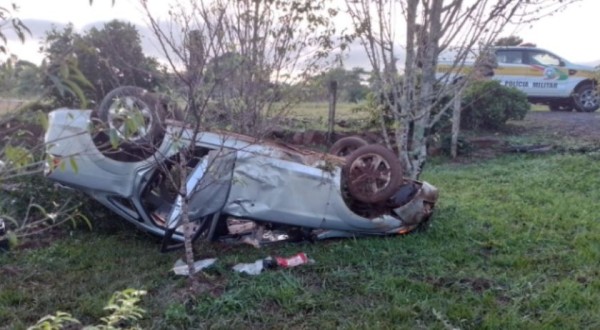 Homem é socorrido após saída de pista seguida de capotamento