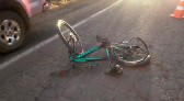 Colisão entre camionete e bicicleta deixa adolescente gravemente ferido