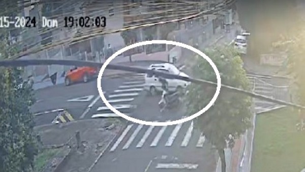 Automóvel corta a preferencial de motociclista, deixa jovem ferido e motorista foge sem prestar socorro