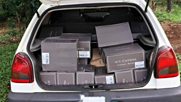 Polícia apreende veículo com 35 caixas de vinho