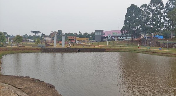 Jovem cai no lago e é socorrida por Policial Militar e Bombeiro